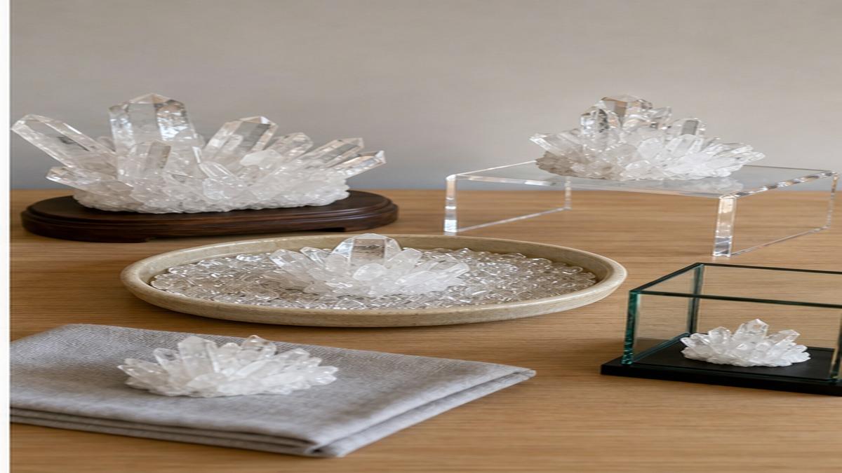 木製台座、アクリル台、さざれ石入りの浅い皿、布、ガラスケースと水晶クラスターを並べて比較している写真