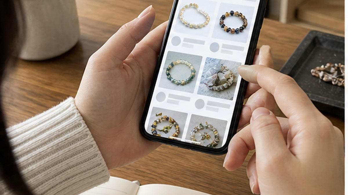 スマートフォンで天然石やパワーストーンの商品写真を比較している写真