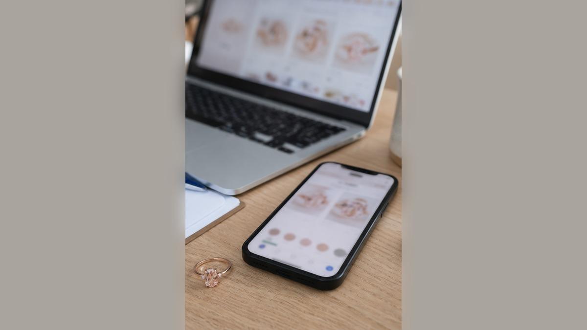 スマートフォンとノートパソコンでモルガナイトリングを比較している様子