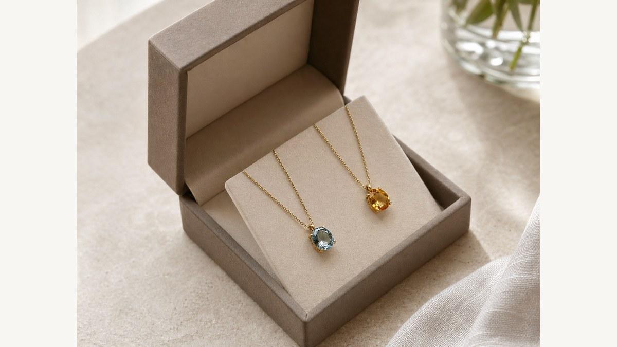 ギフトボックスに入ったブルートパーズ風とシトリン風のネックレス